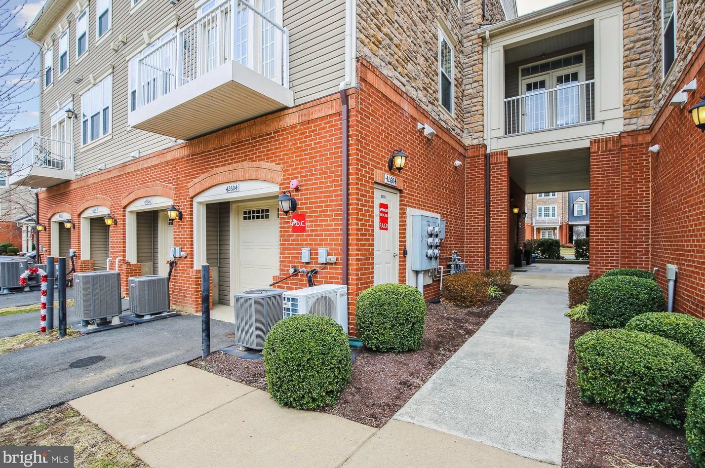 42604 Hardage Ter, Ashburn VA  20148-4350 exterior