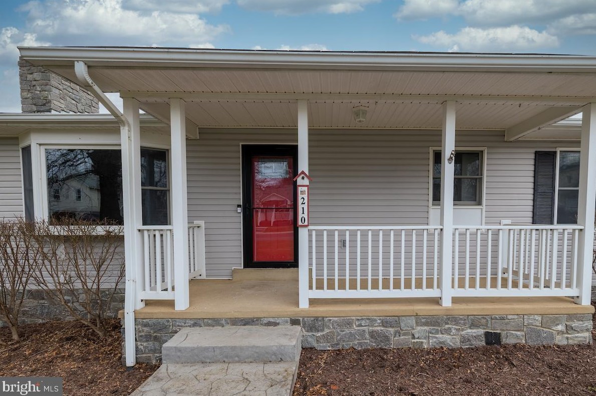 210 S 26th St, Purcellville, VA 20132