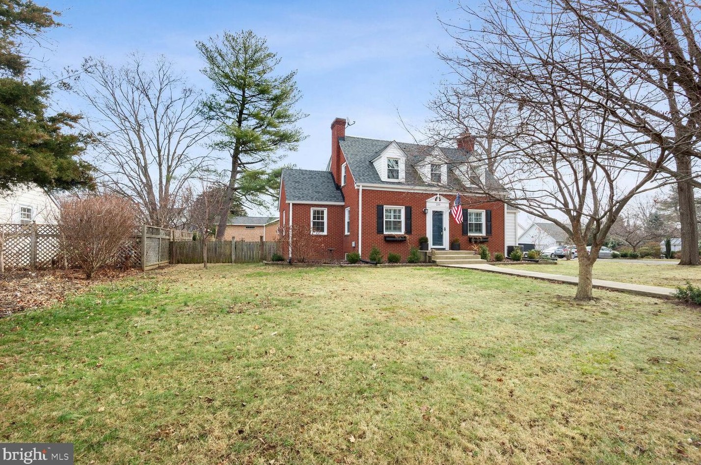 220 S 29th St, Purcellville, VA 20132