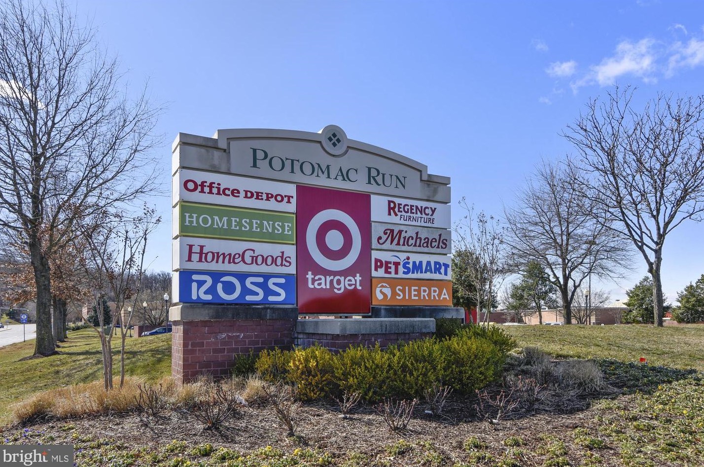 47074 Garrett Pl, Dulles VA  20165-7522 exterior