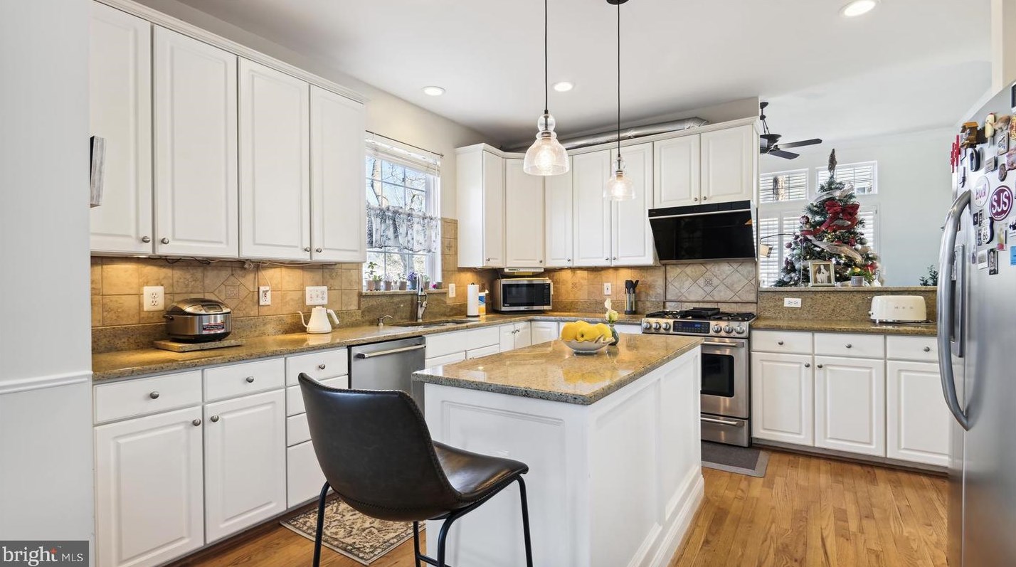 47074 Garrett Pl, Dulles VA  20165-7522 exterior