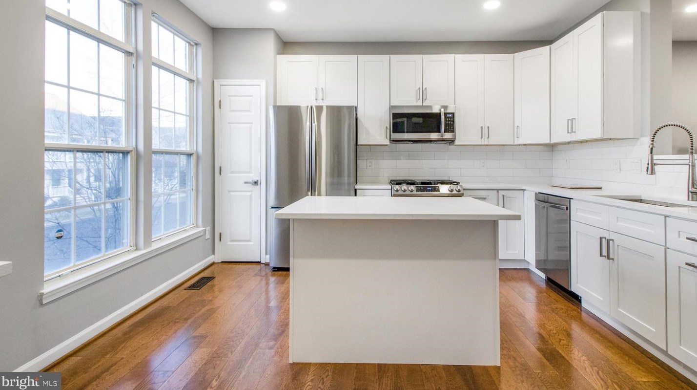 20395 Charter Oak Dr, Ashburn VA  20147-3645 exterior