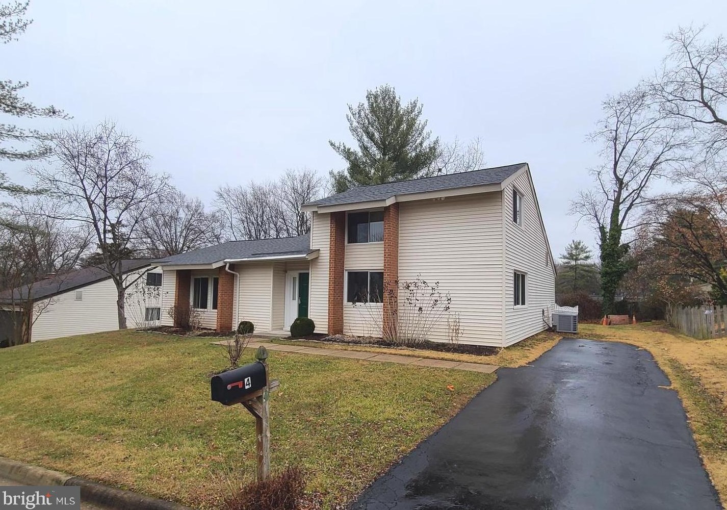 4 Greencastle Rd, Dulles VA  20164-1138 exterior