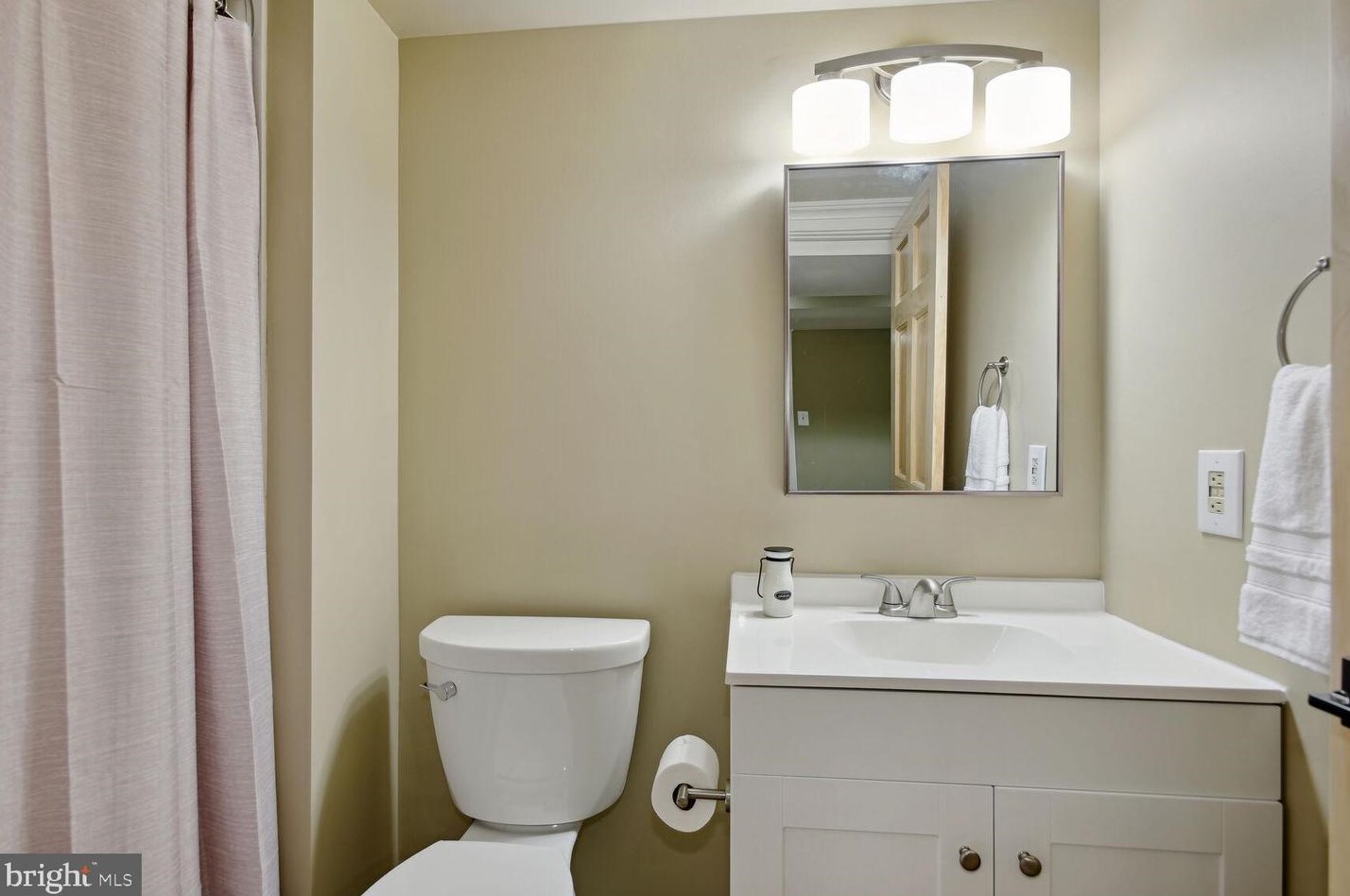 16 Wiltshire Ct, Dulles VA  20165-5677 exterior