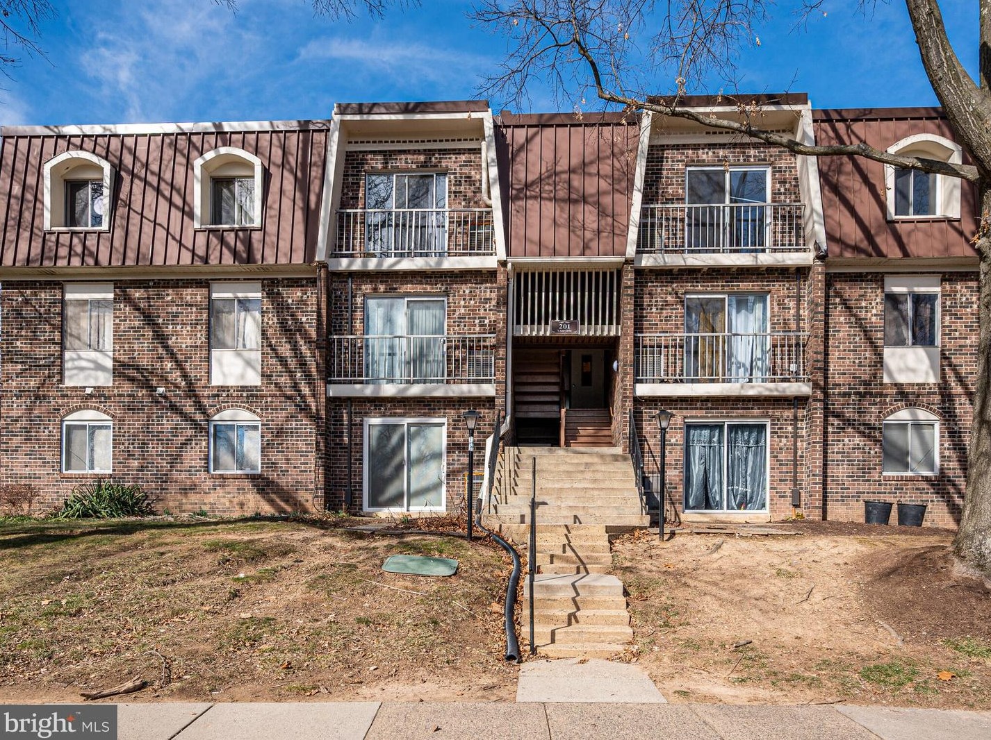 201 Emory Dr, Dulles VA  20164-3132 exterior