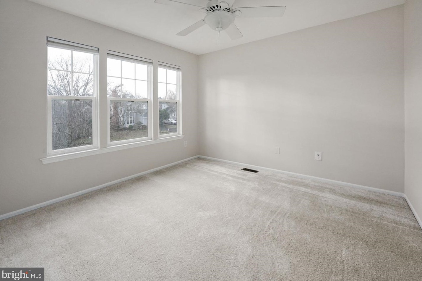 14 Fenton Wood Dr, Dulles VA  20165-5718 exterior