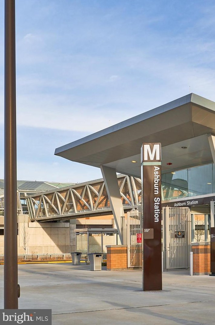 43522 Centergate Dr, Ashburn VA  20148 exterior