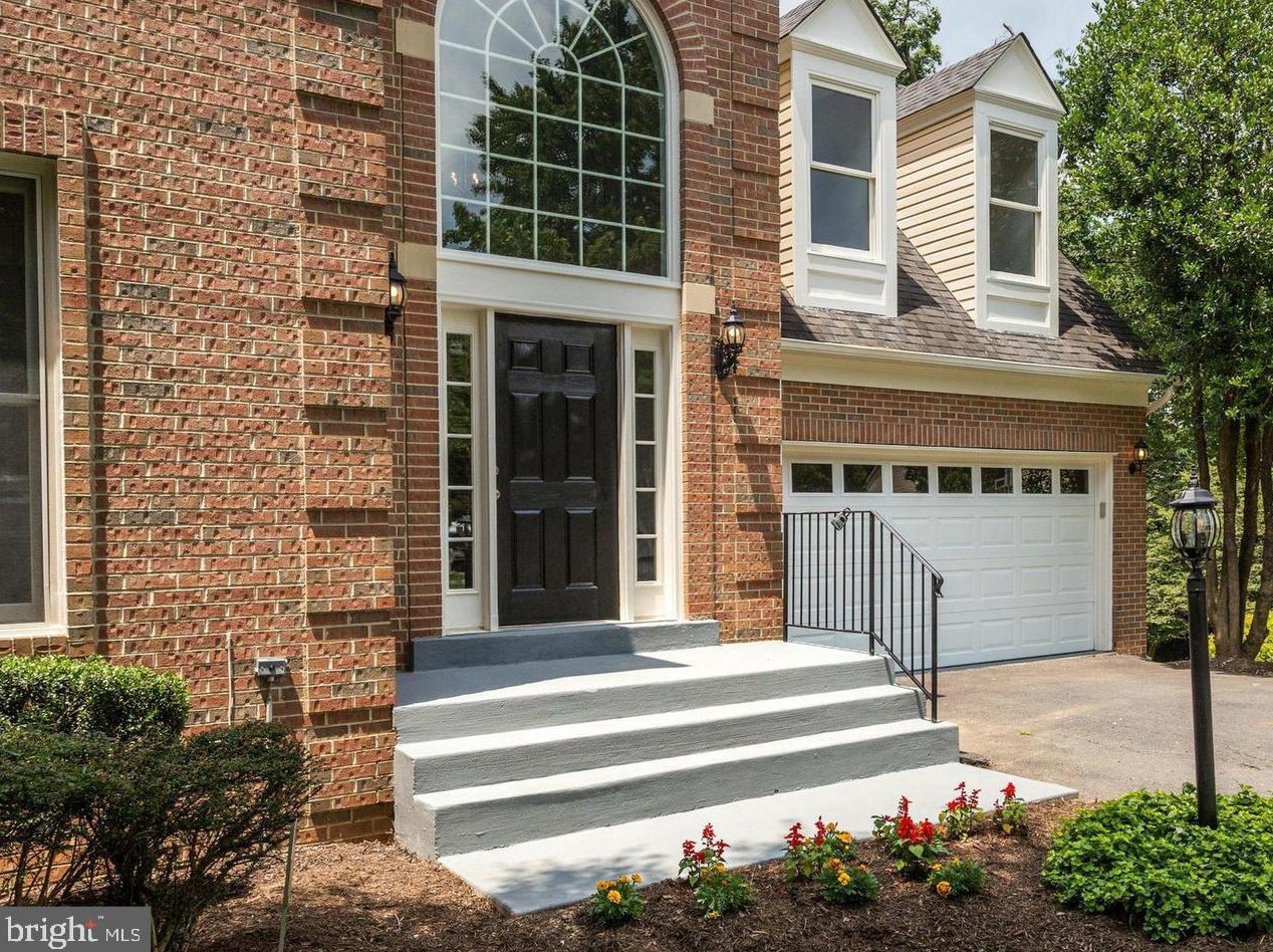 20619 Middlecreek Ct, Dulles, VA 20165-6431