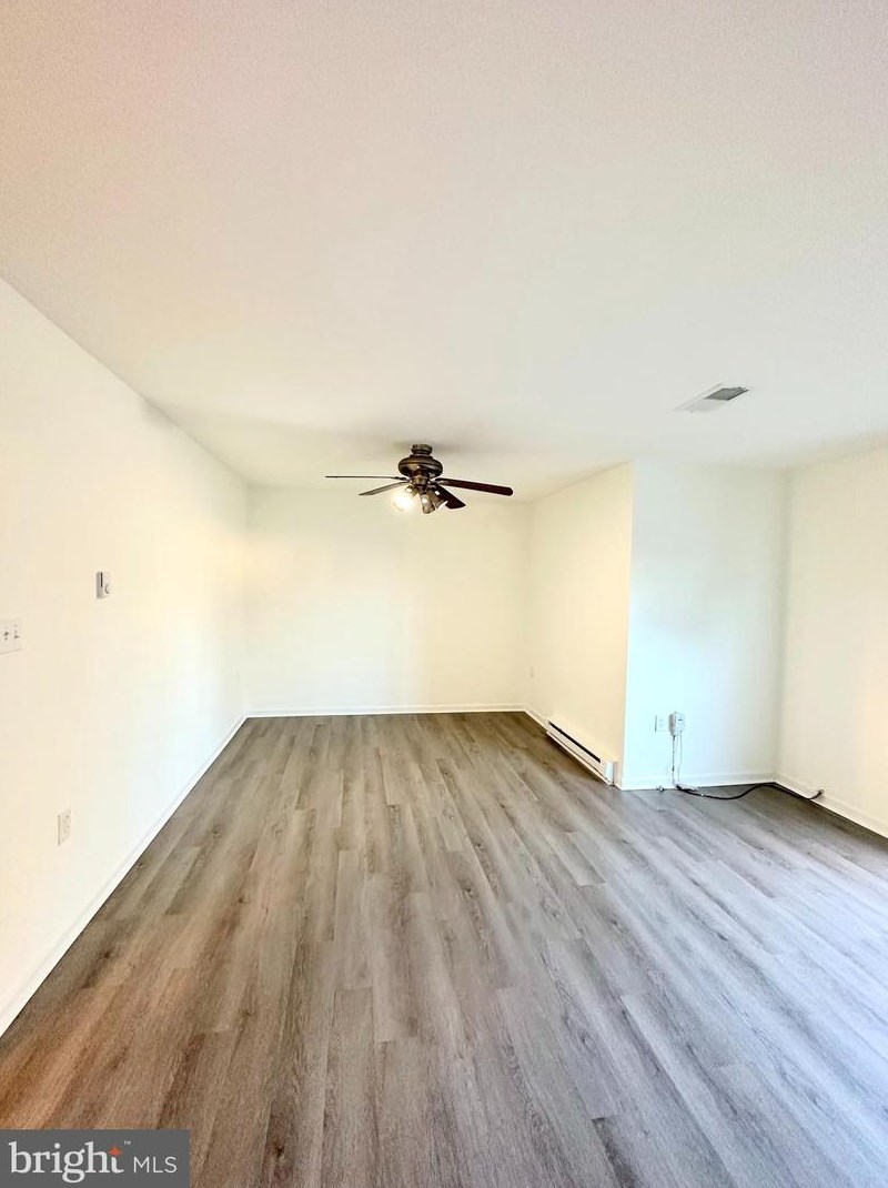 717 Colonial Ave, Dulles VA  20164-4205 exterior