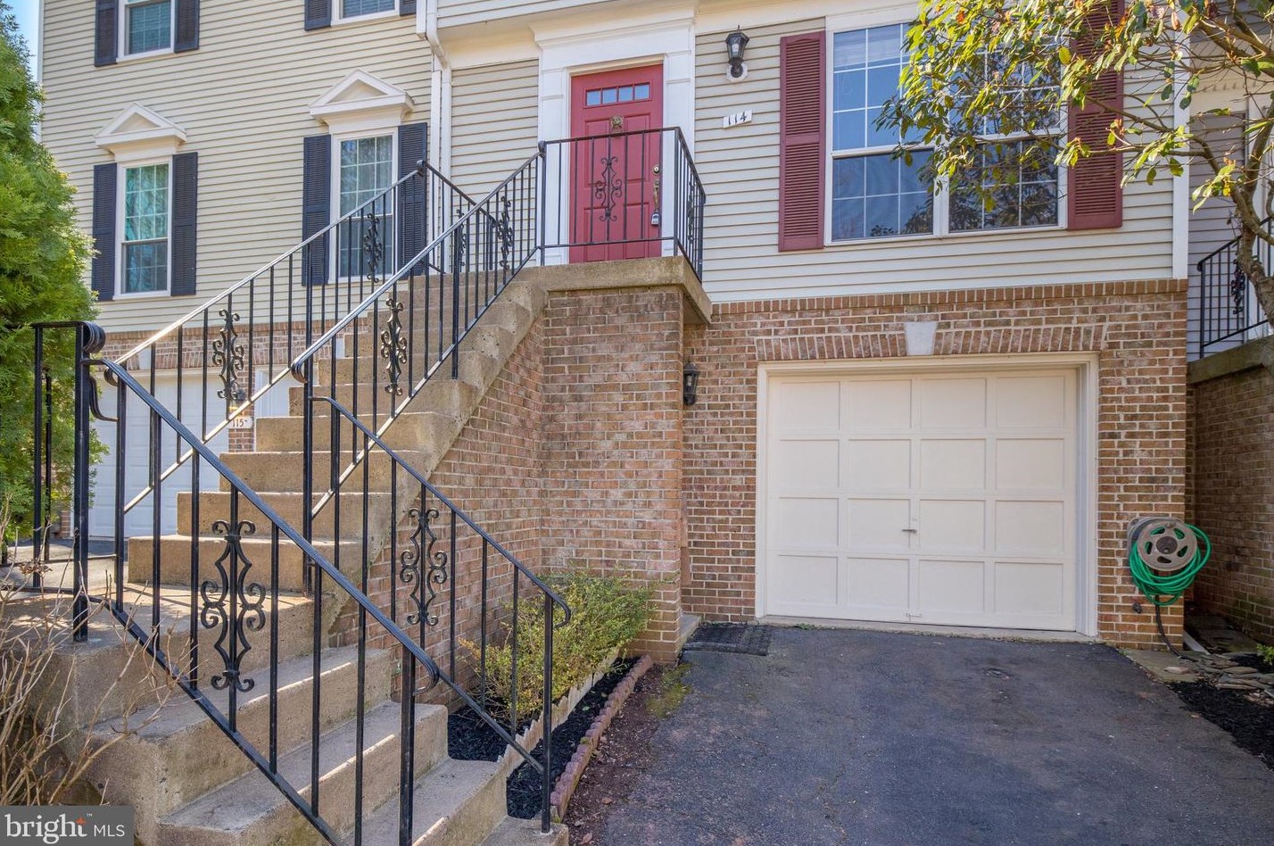 114 Waltham Ct, Dulles VA  20165-6441 exterior