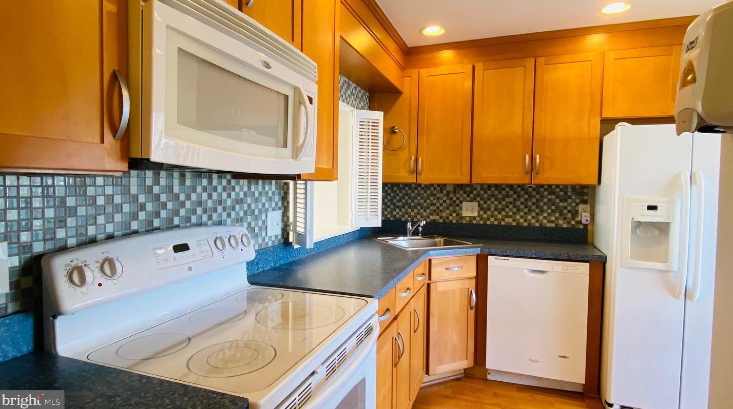 52 Essex Sq, Dulles VA  20164-3230 exterior