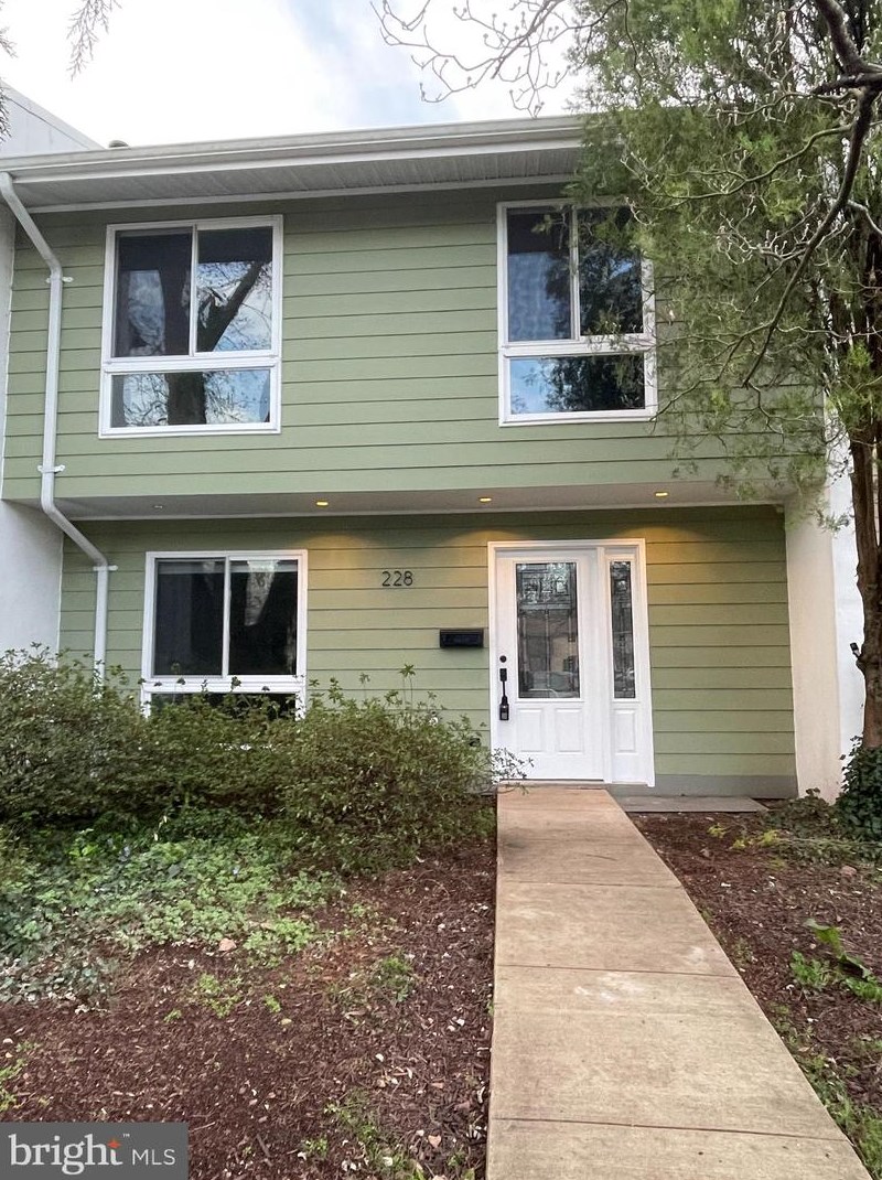 228 Greenfield Ct, Dulles, VA 20164-1235