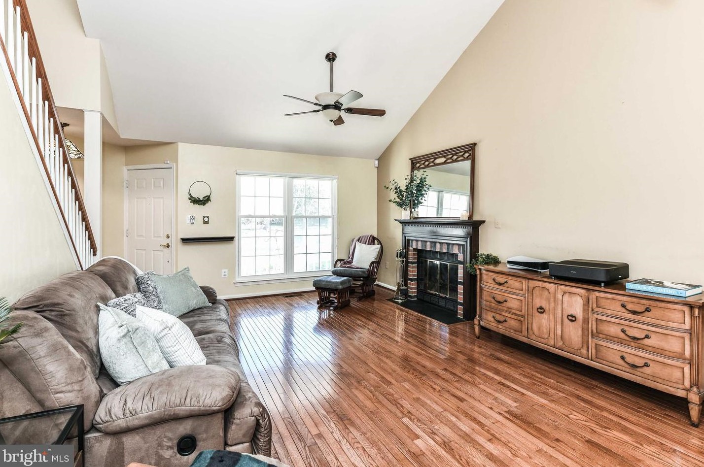 11 Mcpherson Cir, Dulles VA  20165-5758 exterior