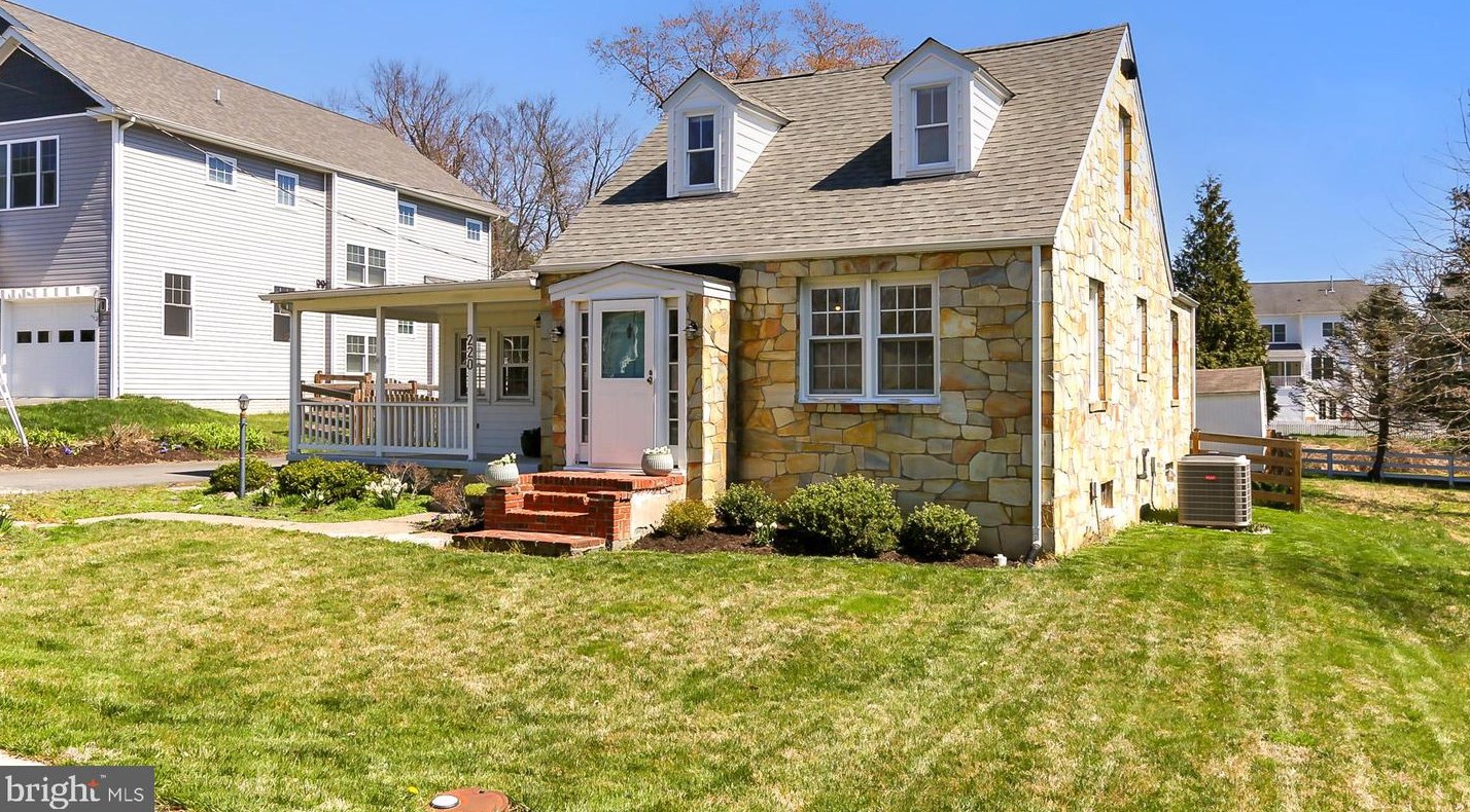 220 S 20th St, Purcellville, VA 20132