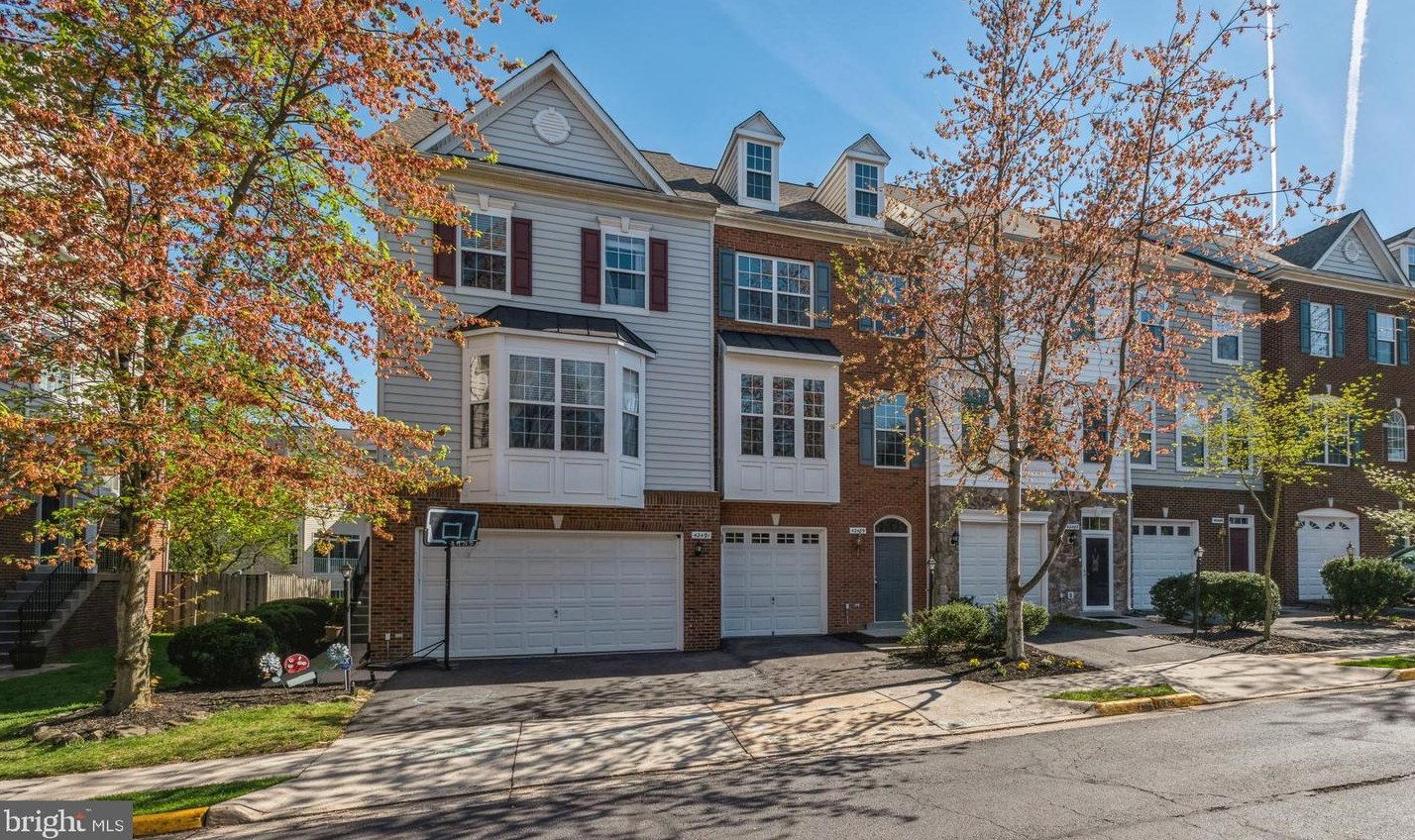 42489 Magellan Sq, Ashburn VA  20148-5609 exterior