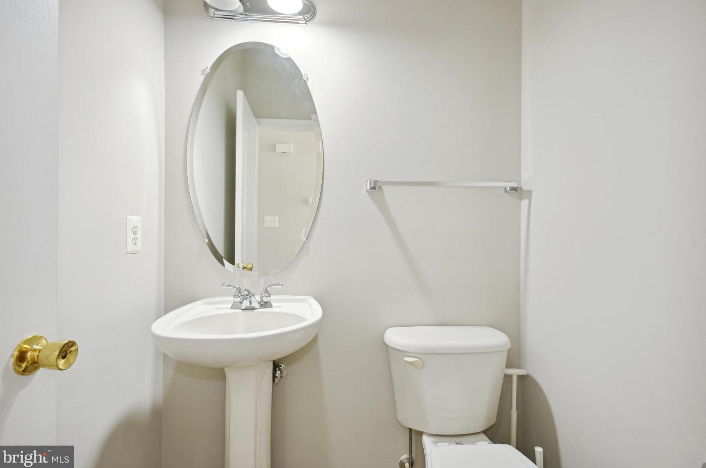 42489 Magellan Sq, Ashburn VA  20148-5609 exterior