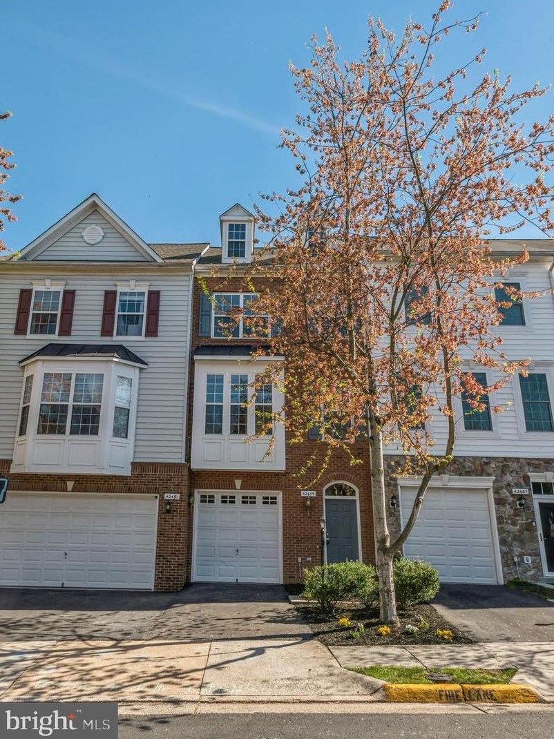 42489 Magellan Sq, Ashburn VA  20148-5609 exterior