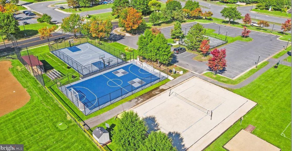 44605 York Crest Ter, Ashburn VA 20147 exterior