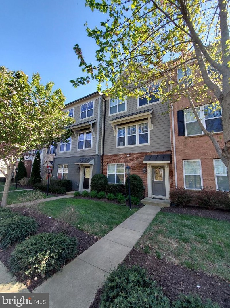 43983 Eastgate View Dr, Fairfax, VA 20152