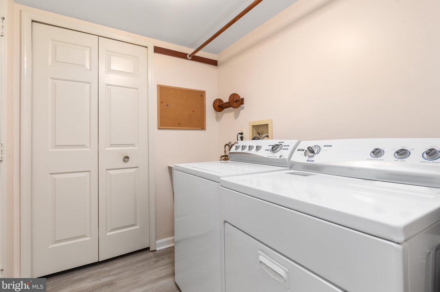 6 Crisswell Ct, Dulles VA exterior