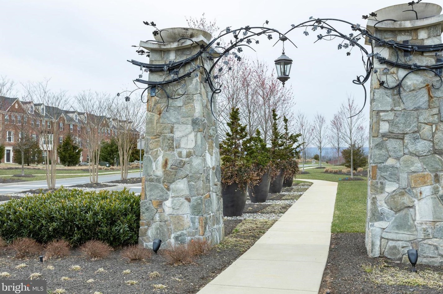 25849 Racing Sun Dr, Stone Ridge VA  20105-5838 exterior