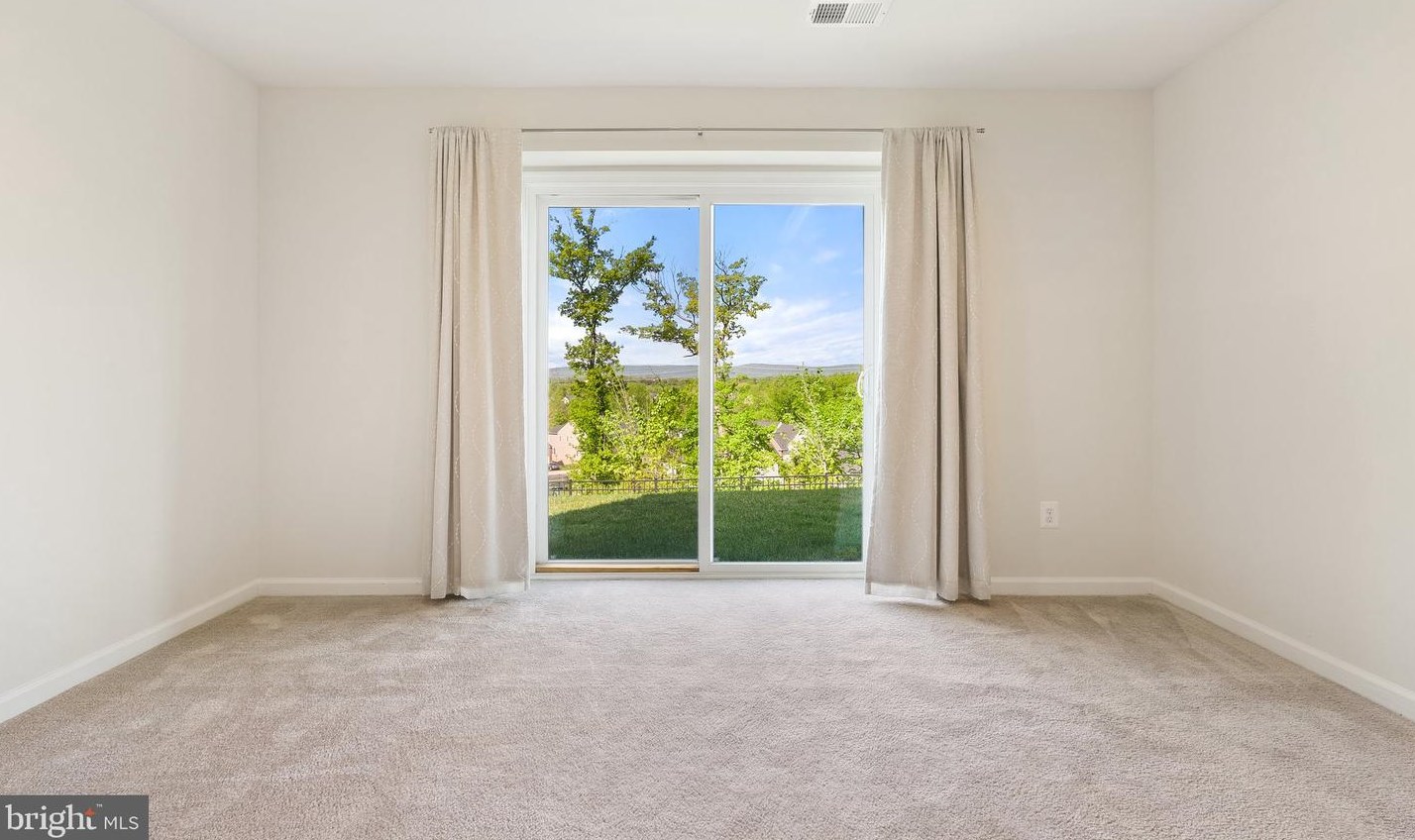 25849 Racing Sun Dr, Stone Ridge VA  20105-5838 exterior