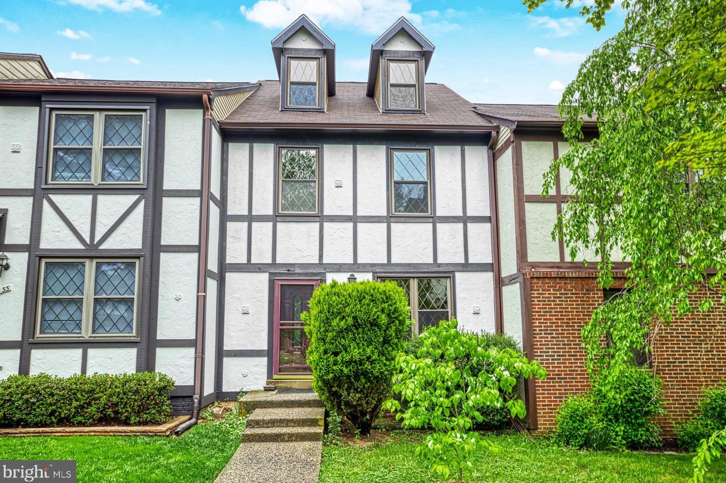 35 Lyndhurst Ct, Dulles, VA 20165