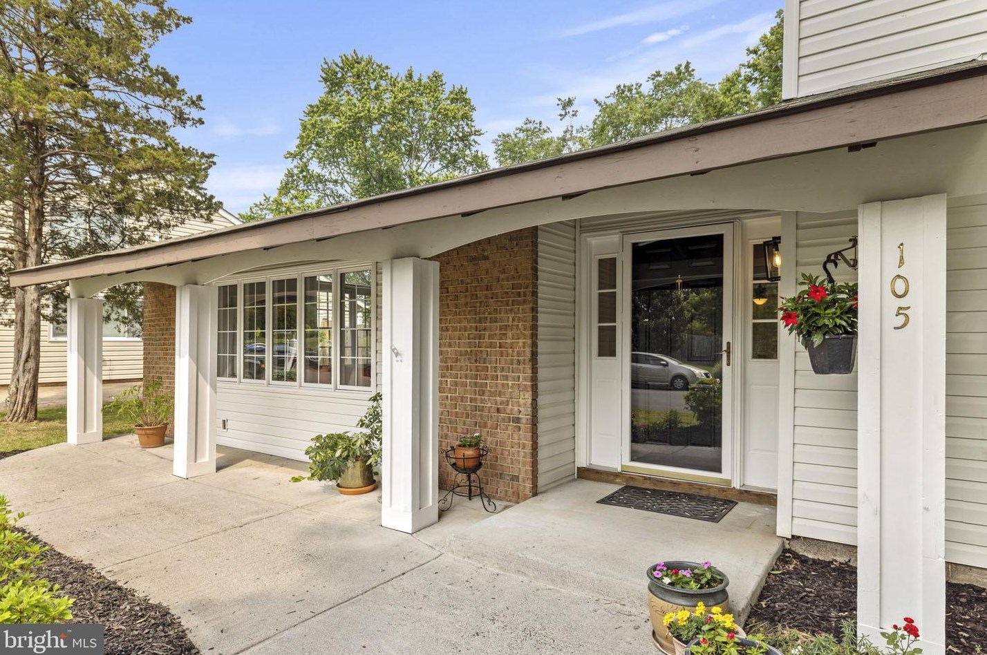 105 Baker Ln, Dulles, VA 20164-1702