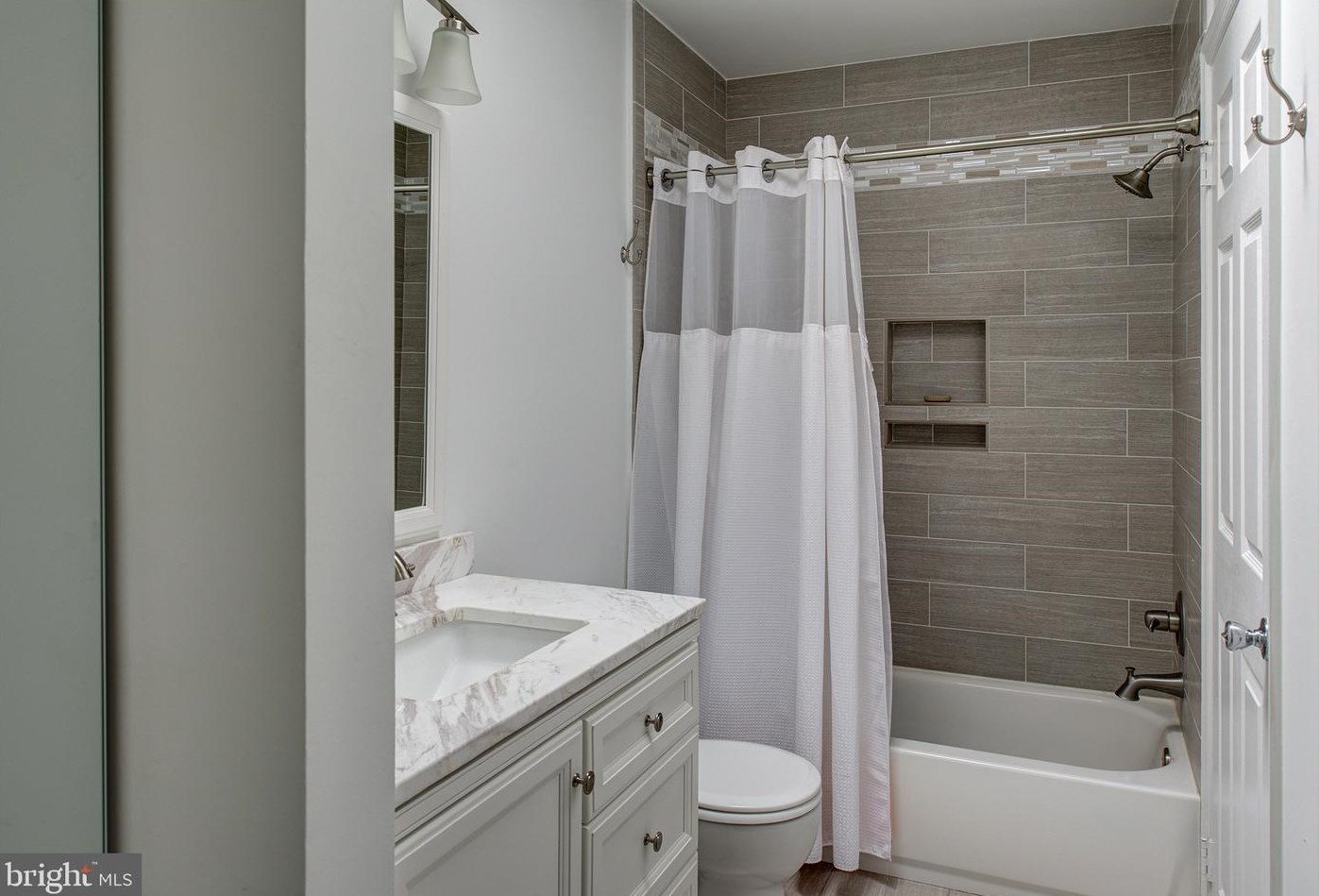 7 Oakdale Ct, Dulles VA  20165-5642 exterior