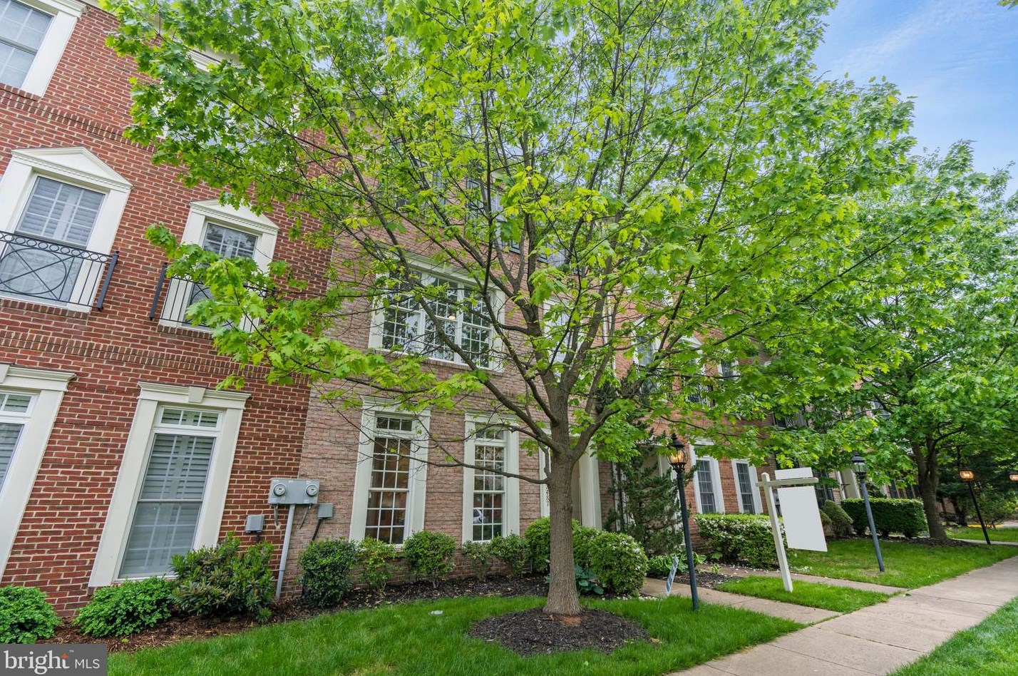 42487 Regal Wood Dr, Ashburn, VA 20148-5641