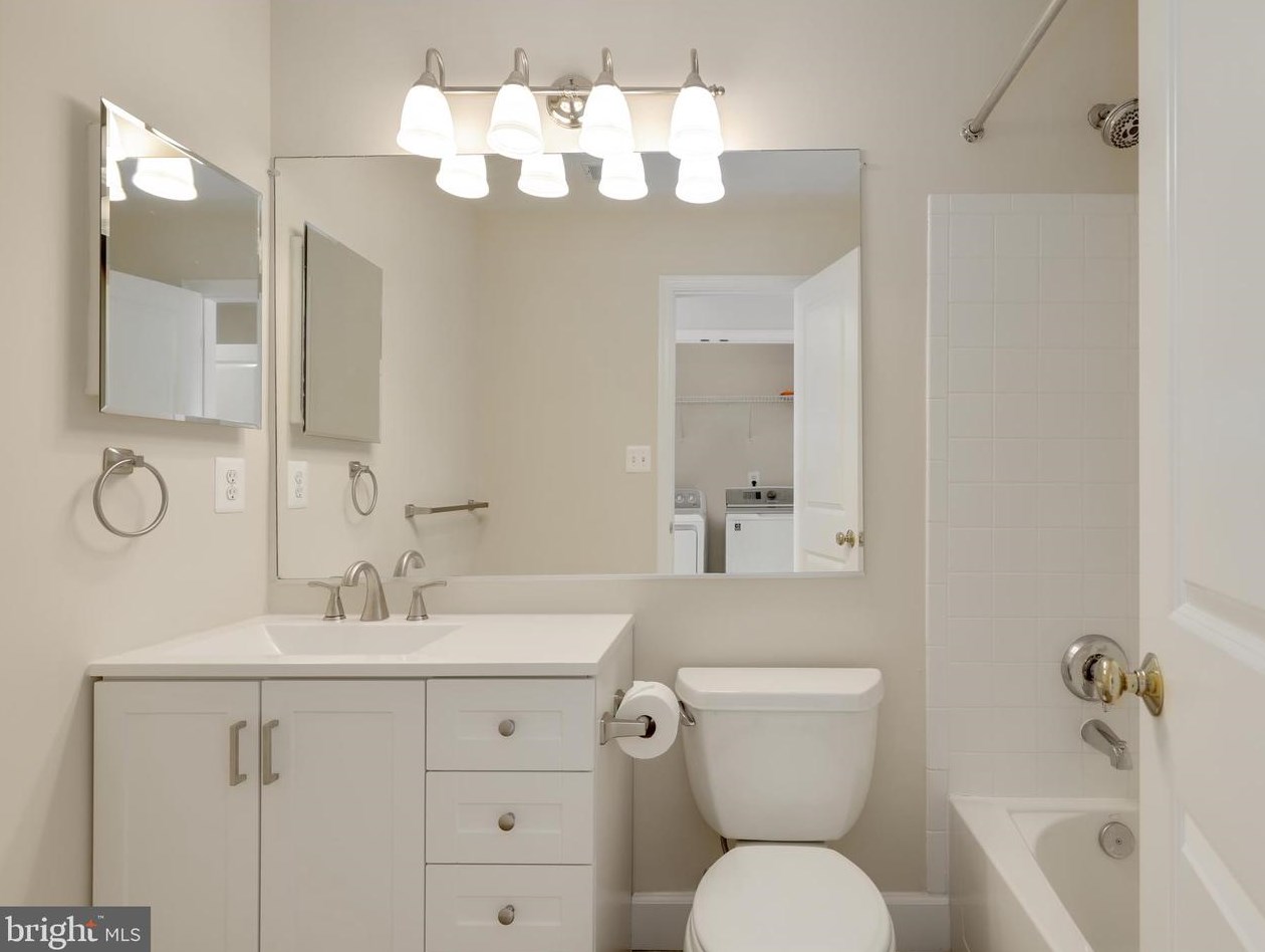 42494 Regal Wood Dr, Ashburn VA  20148-5626 exterior