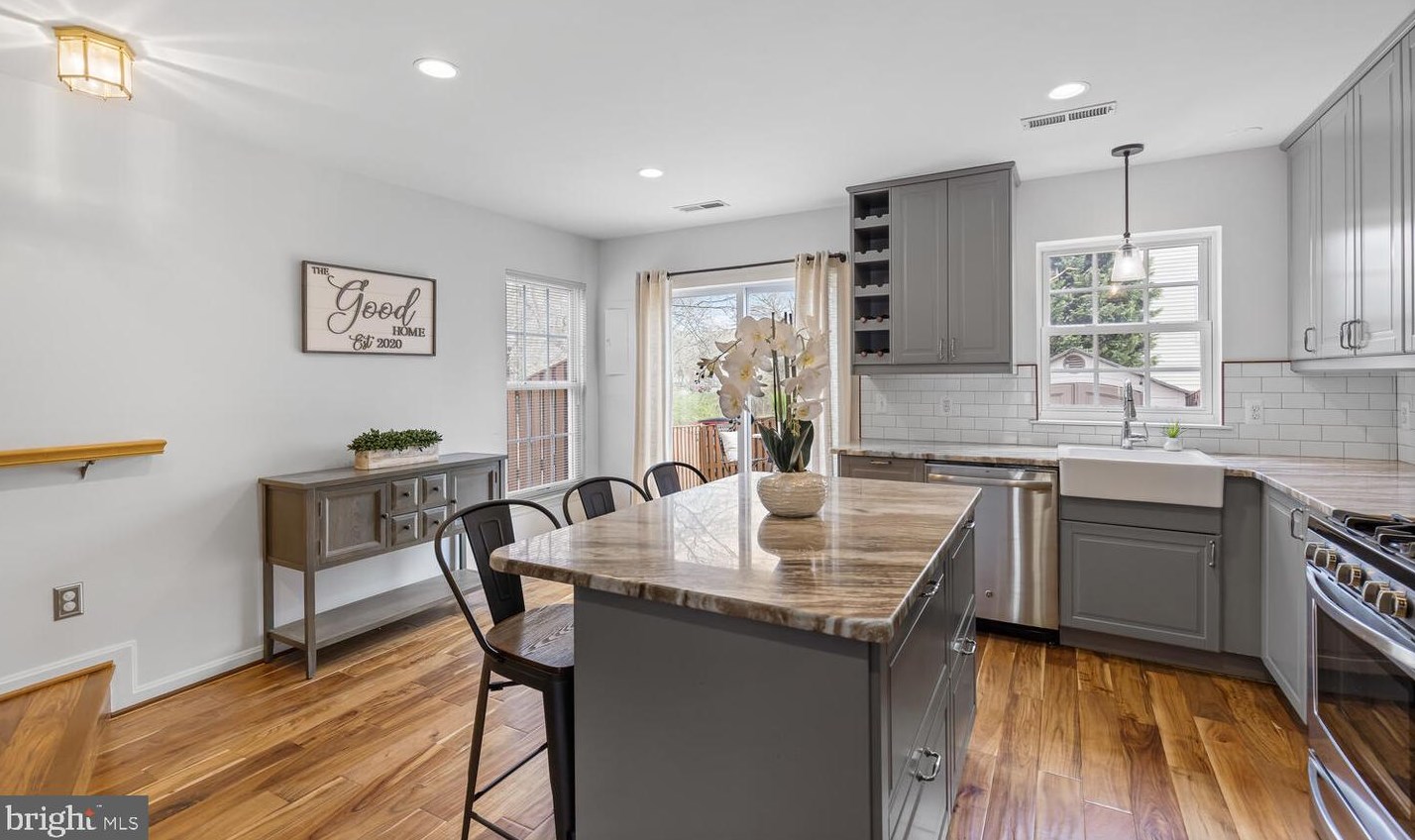 42805 Pilgrim Sq, Fairfax VA  20152-3928 exterior