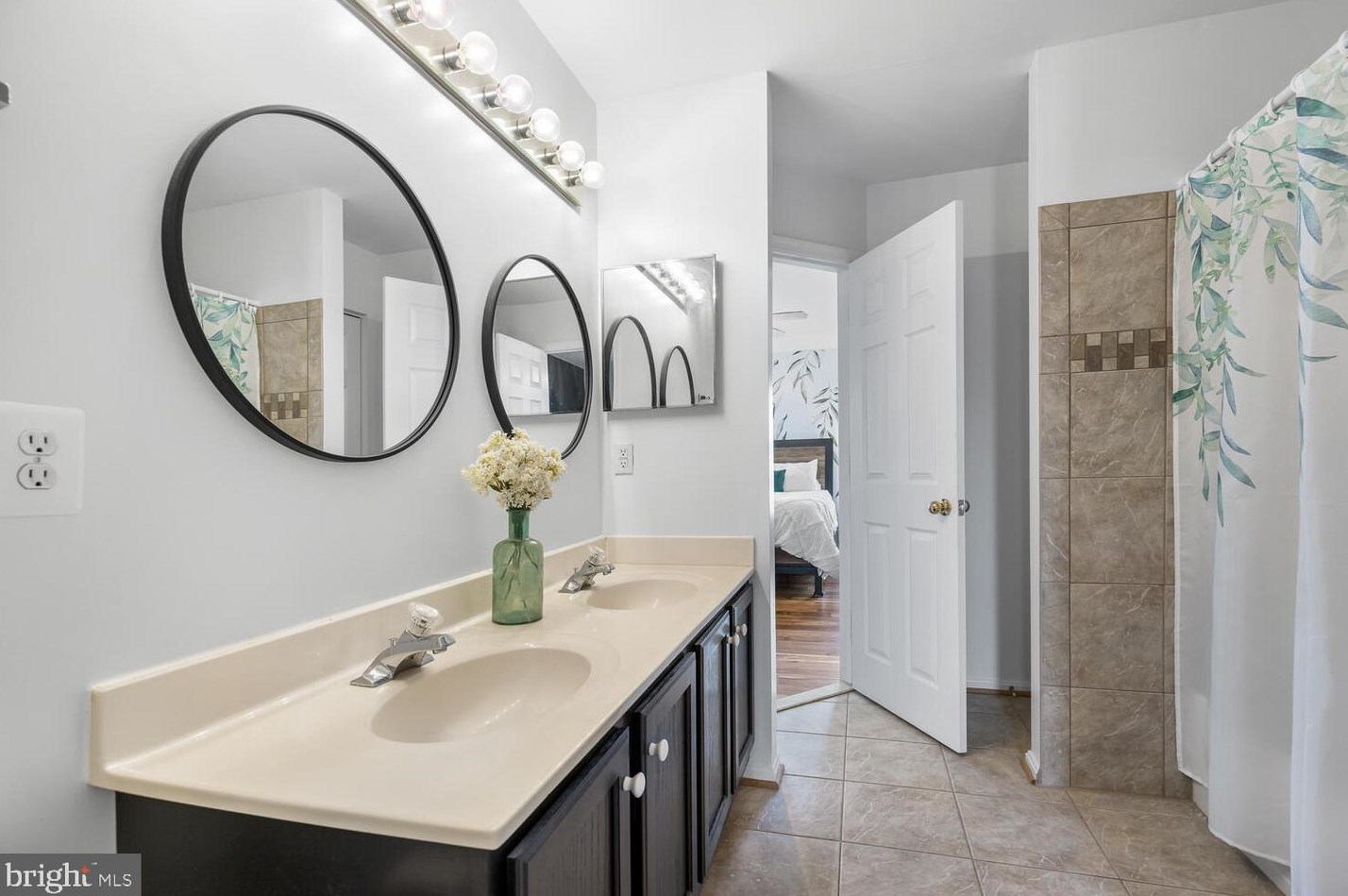 42805 Pilgrim Sq, Fairfax VA  20152-3928 exterior