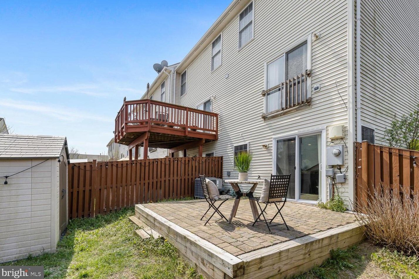 42805 Pilgrim Sq, Fairfax VA  20152-3928 exterior