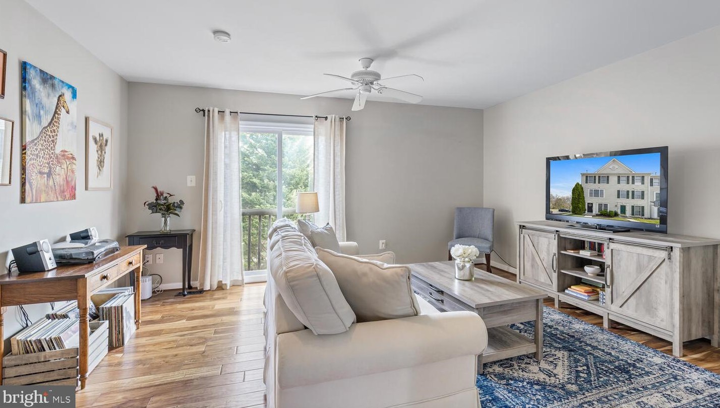 42805 Pilgrim Sq, Fairfax VA  20152-3928 exterior