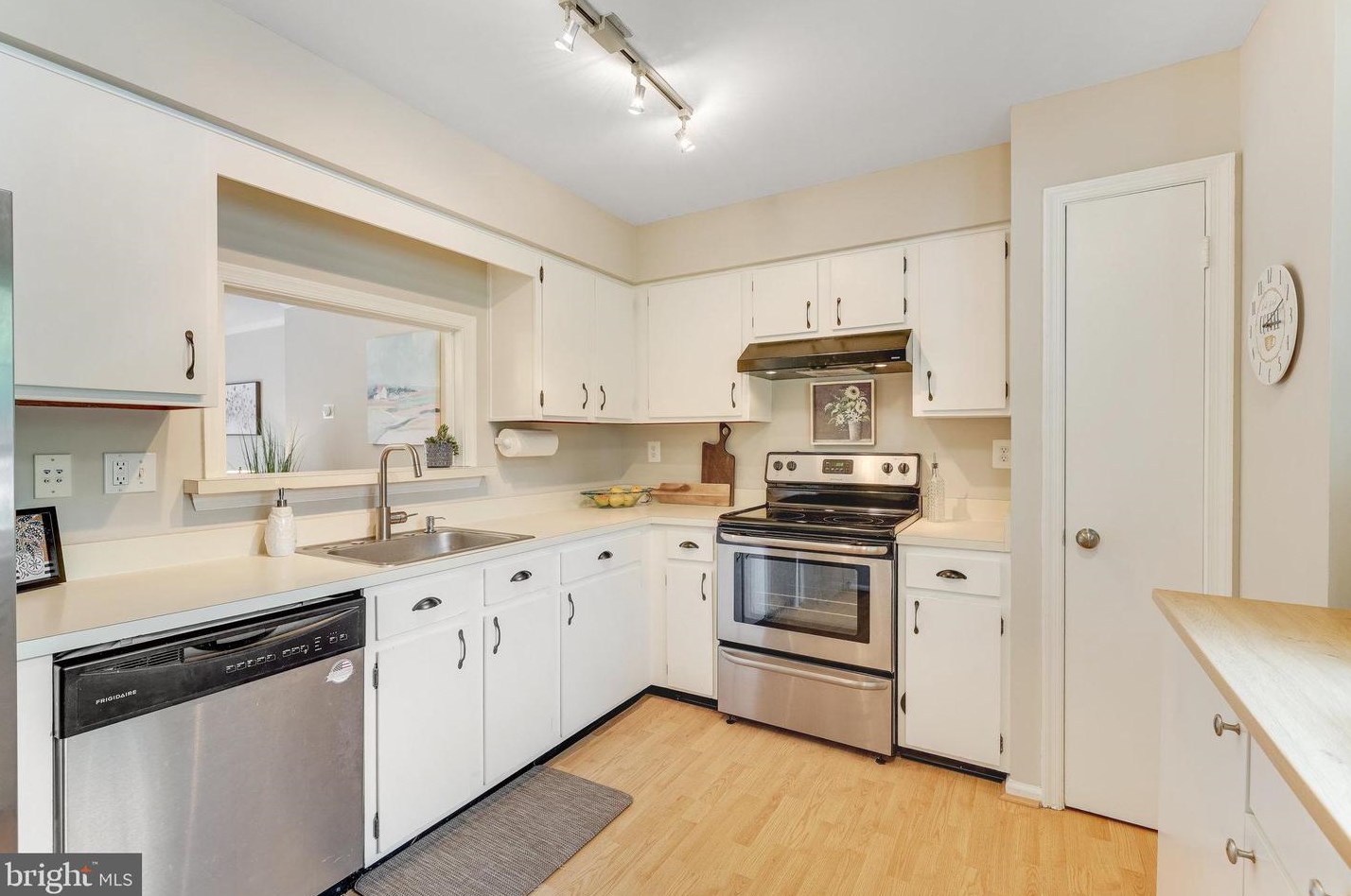 5 Vandercastel Rd, Dulles VA  20165-5622 exterior