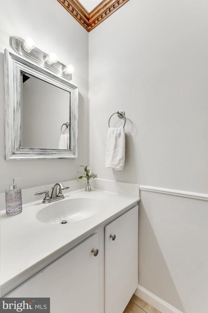 5 Vandercastel Rd, Dulles VA  20165-5622 exterior