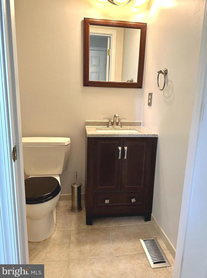 115 Johnson Rd, Dulles VA 20164-2624 exterior