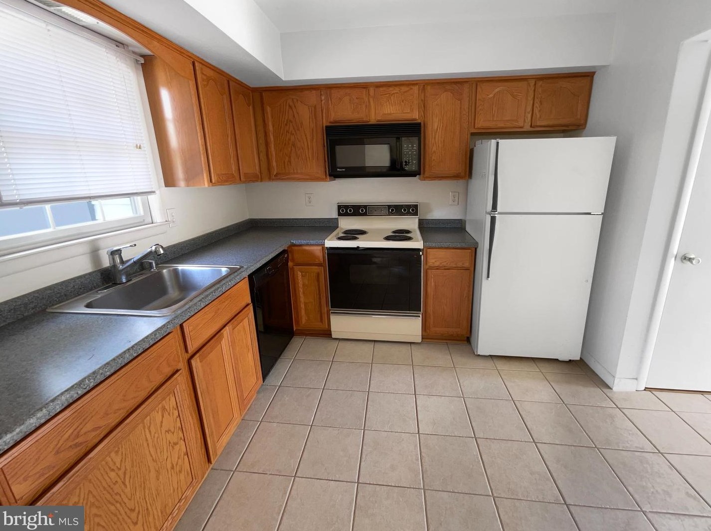 894 Holborn Ct, Dulles VA  20164-4801 exterior