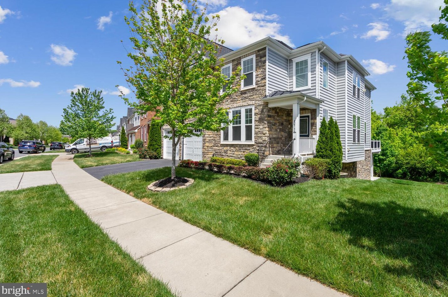 42566 Stratford Landing Dr, Ashburn VA  20148-7650 exterior