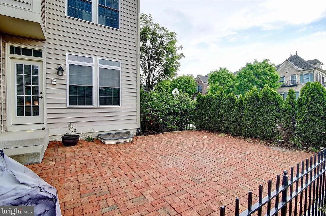 24916 Avonlea Dr, Fairfax, VA 20152