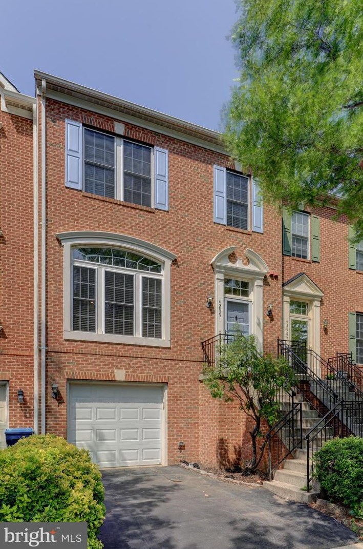 42991 Golf View Dr, Fairfax, VA 20152