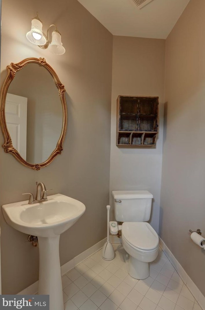 42991 Golf View Dr, Fairfax VA  20152-2006 exterior