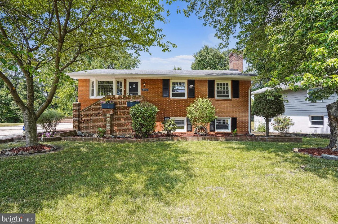 102 E Poplar Rd, Dulles, VA 20164