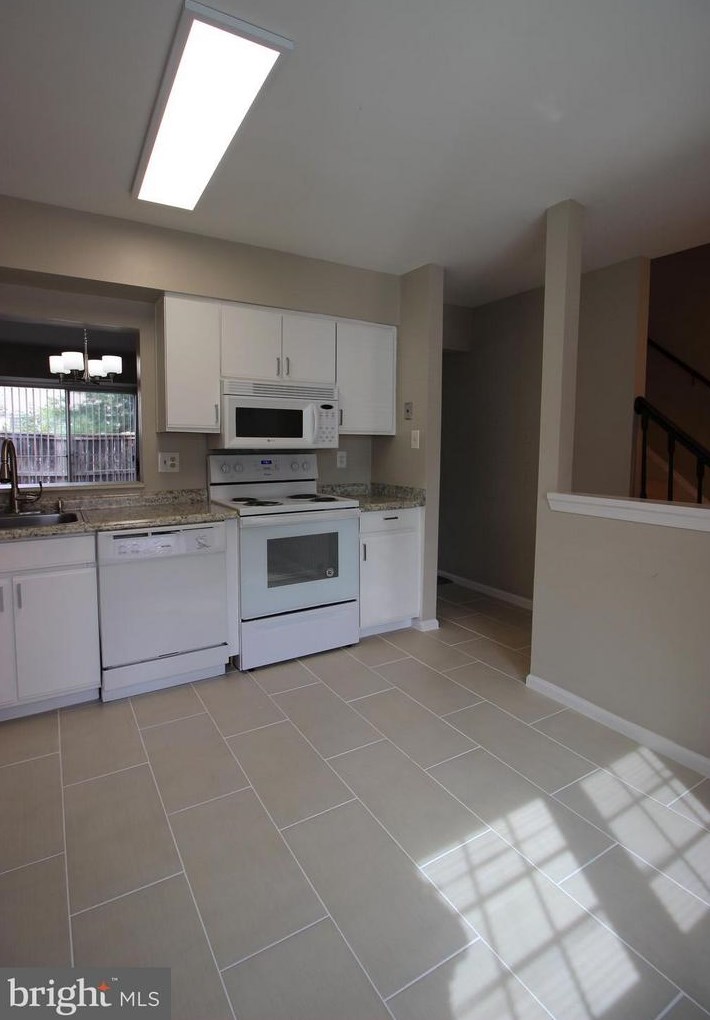 254 Coventry Sq, Dulles VA  20164-3254 exterior