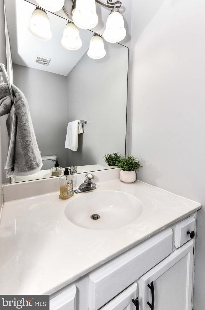 43792 Laburnum Sq, Ashburn VA  20147-5443 exterior