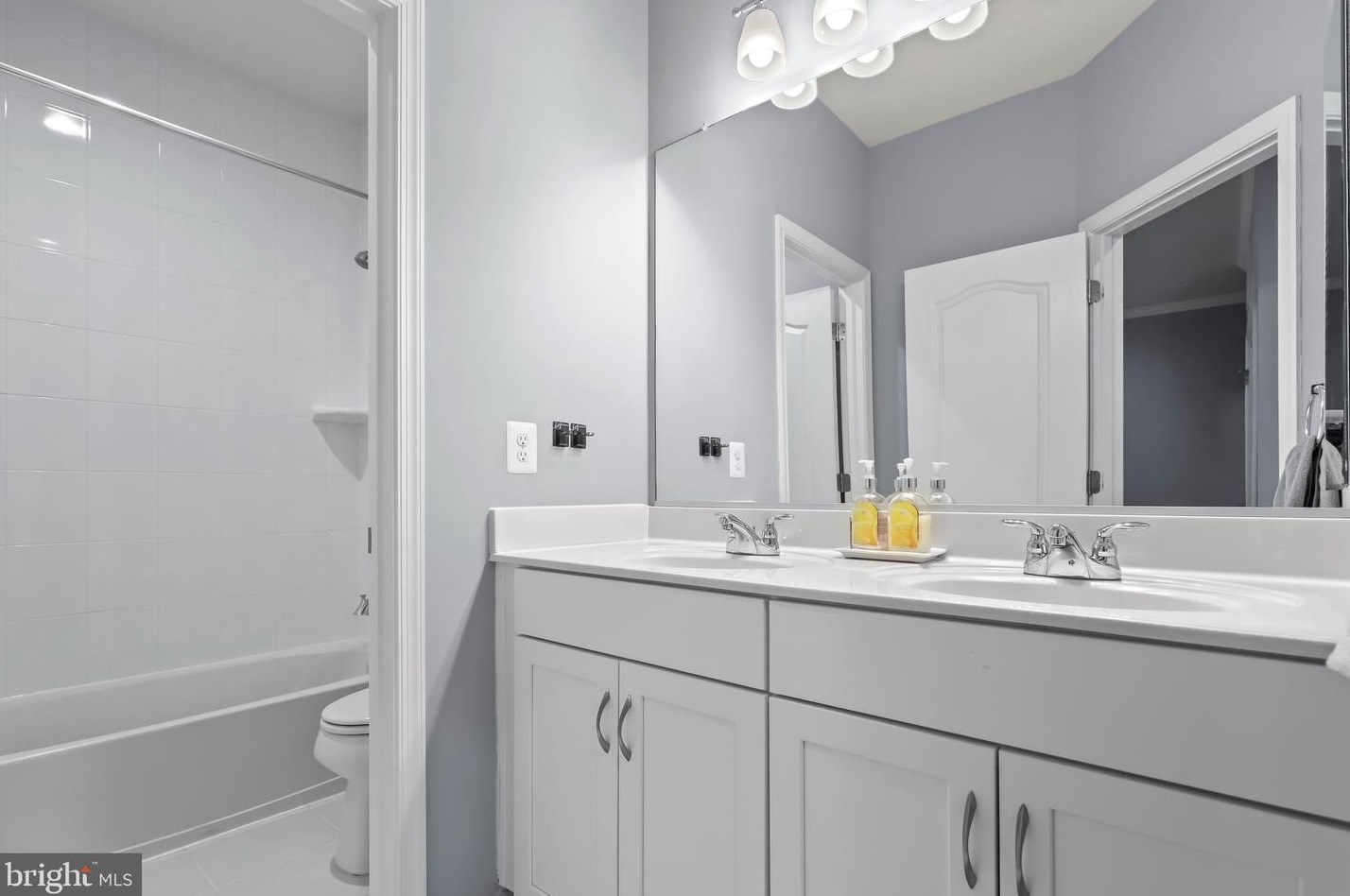 42463 Benfold Sq, Ashburn VA 20148-7610 exterior