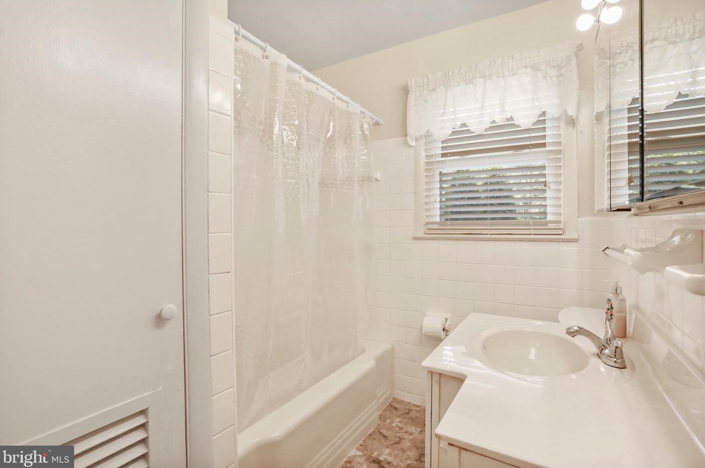 20470 Broad Run Dr, Sterling VA  20165-2511 exterior