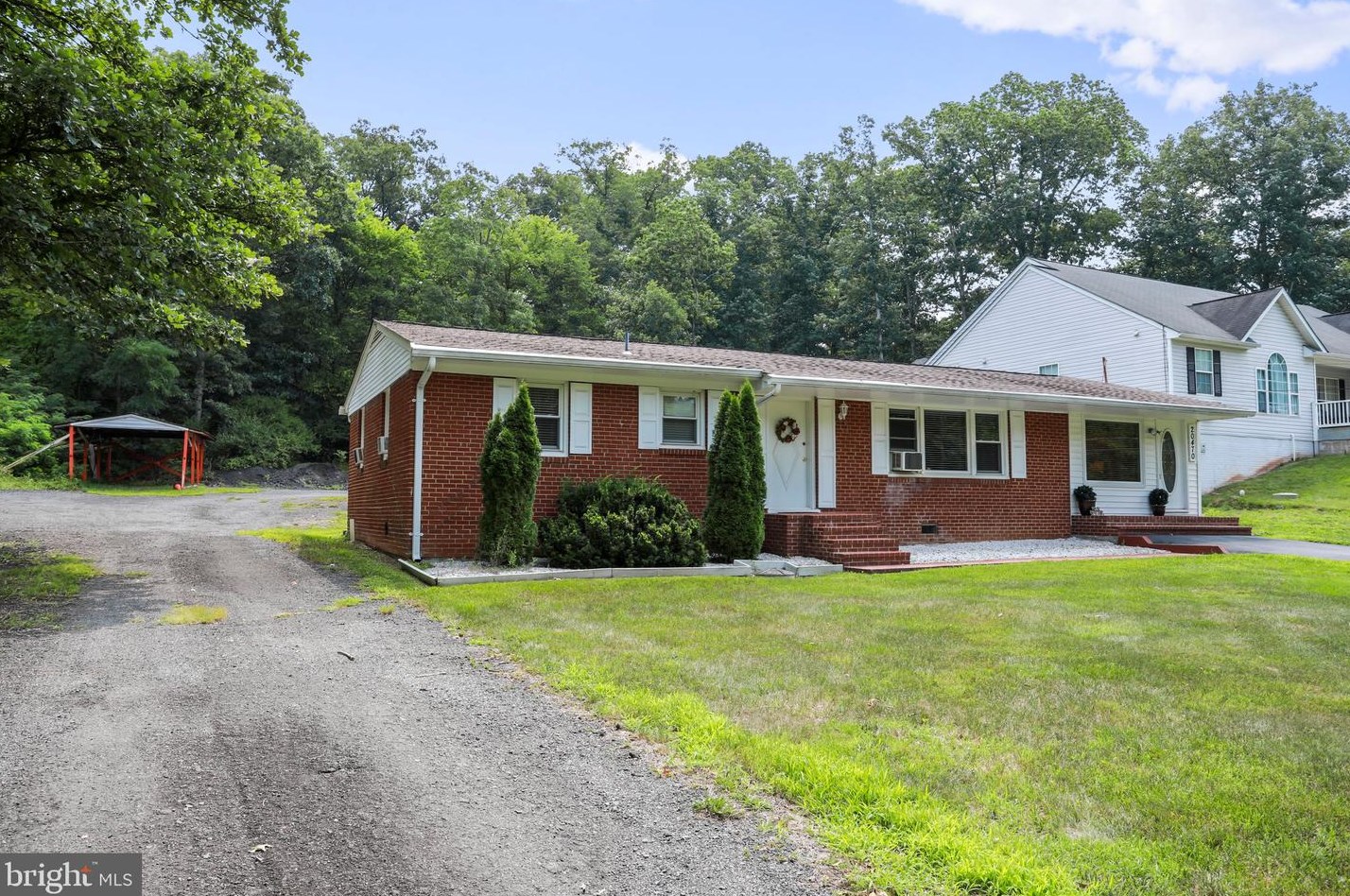 20470 Broad Run Dr, Sterling VA  20165-2511 exterior