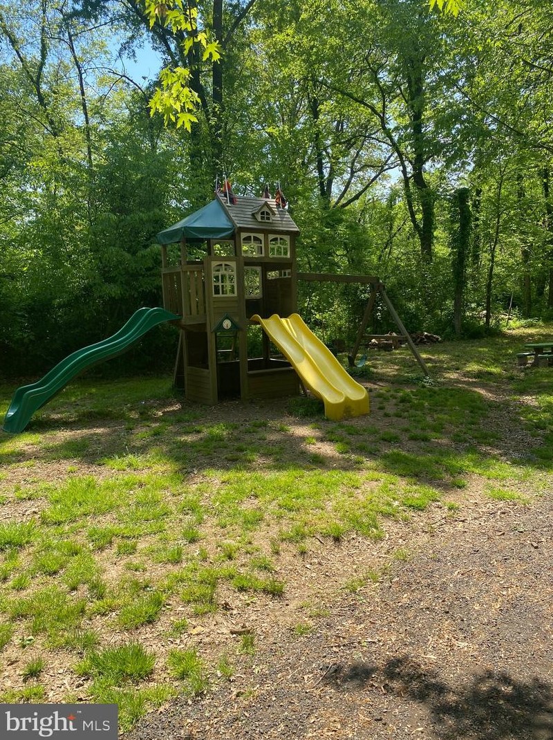 20470 Broad Run Dr, Sterling VA  20165-2511 exterior